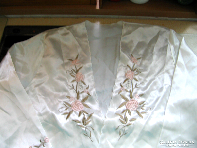 Fehér selyem kimonó köntös hímzett vírágokkal