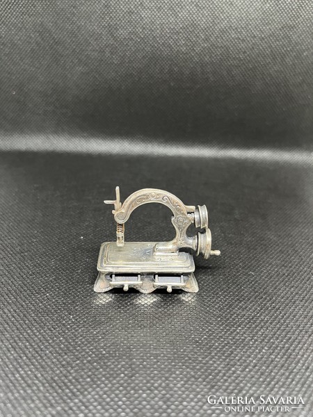Ezüst miniatűr varrógép