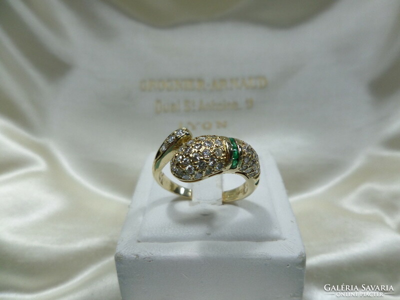 Különleges arany kígyó gyűrű smaragdokkal és brillekkel