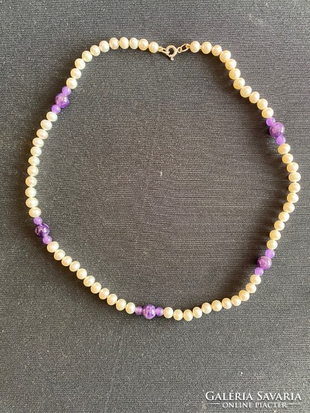 New! Custom-made, cultured string of pearls decorated with real polished amethyst. 925 Silver with clasp.