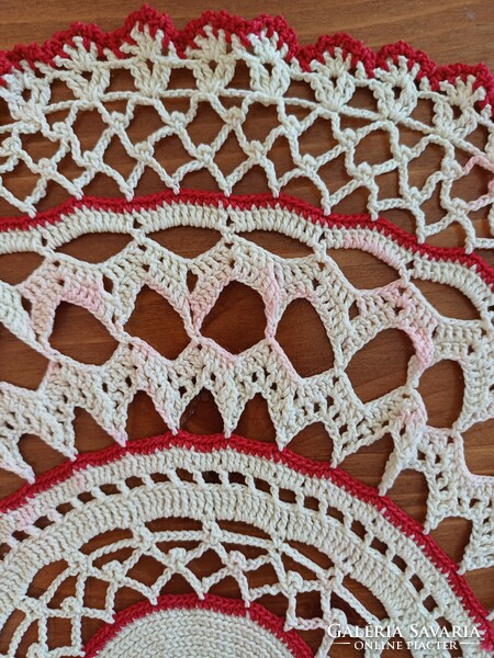 Round crochet placemat with red, white and pink colors