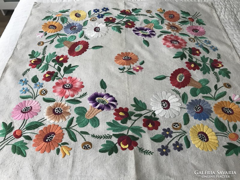 Embroidered linen tablecloth with a beautiful pattern, 75 x 72 cm
