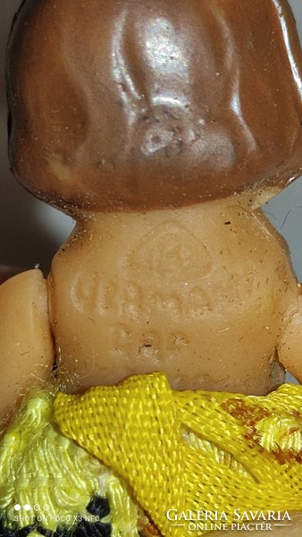 Apró babaházi baba jelzett ARI baba gumi figura