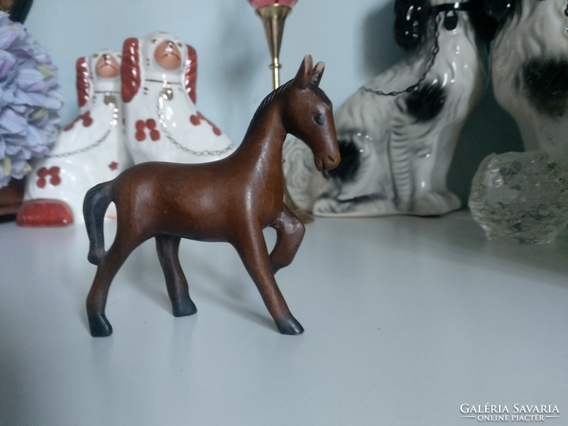 11 cm magas kézzel faragott ló figura, szobor kopott fülekkel