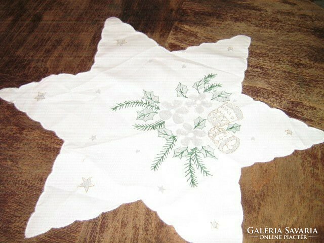 Small tablecloth with a charming star-shaped Christmas pattern