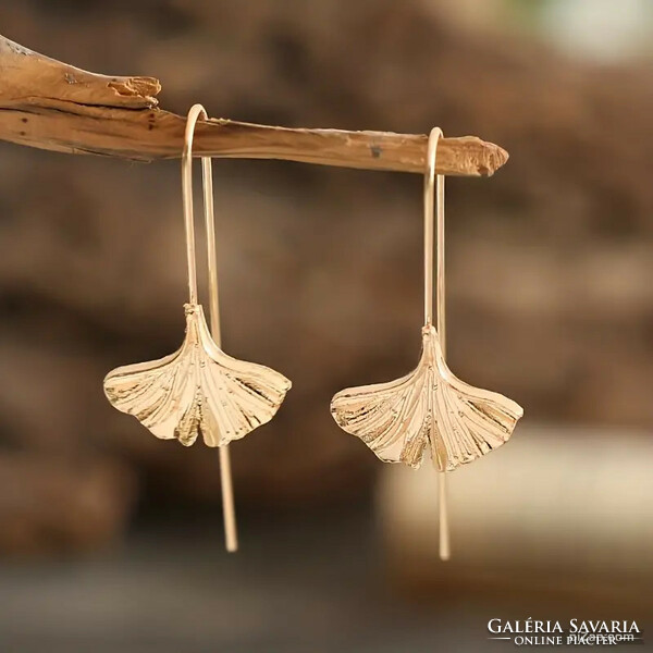 Ginkgo biloba levelét formázó fülbevaló.