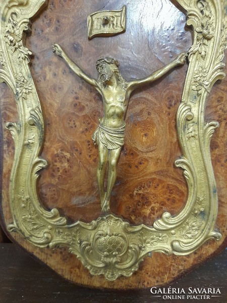 Antik Egyházi Francia Barokk Tűzíaranyozott Réz,Topolya Gyökér Intarziás Krisztus Fali Oltár. 26 cm.