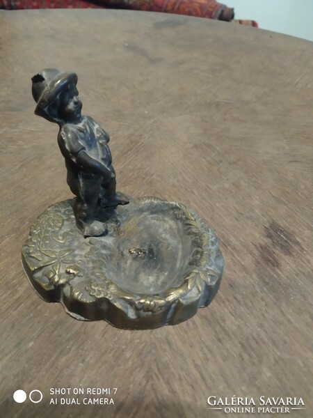Rézötvözetből készült hamutartó, figurális szoborral