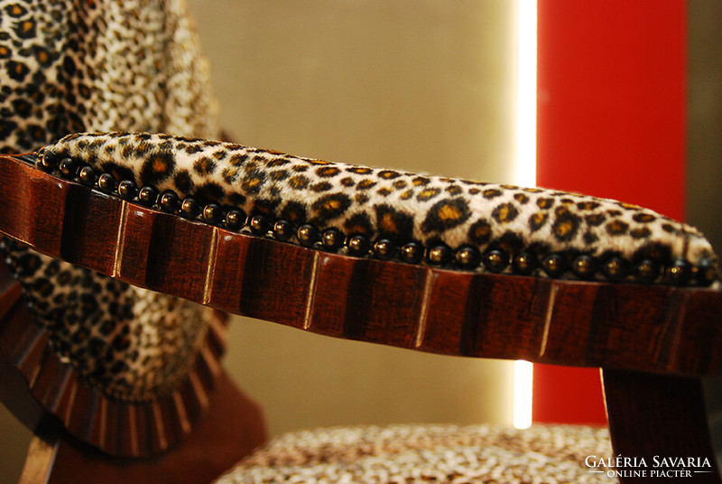 Chair with modern lines, leopard pattern, armrests