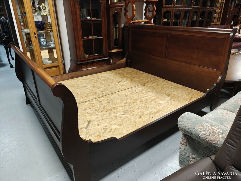 Solid wood curved king size + size bed in beautiful condition with 190 x 200 cm lying surface