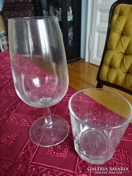 Két darab boros pohár, nem egyforma, a talpas magassága 15,5 cm. Vanneki!