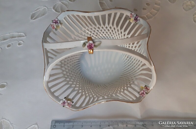 Porcellana d'arte Romanian porcelain, openwork tray with gilded decoration and flower petals.