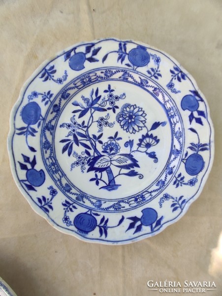 Old earthenware for lovers of blue and white