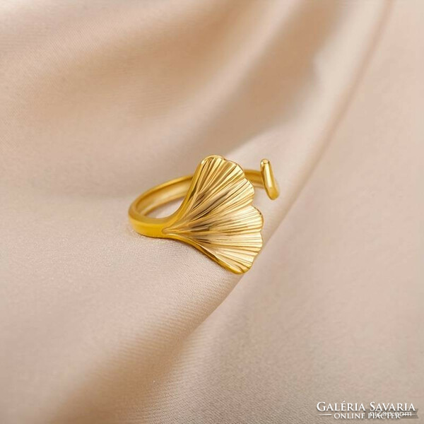 Ginkgo biloba leaf-shaped ring, made of medical steel, resistant to hard wear, adjustable.