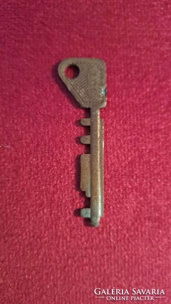 Különleges nagyméretű lakat eredeti kulcsával ,sorszámozott .Mérete: 12x14 cm.