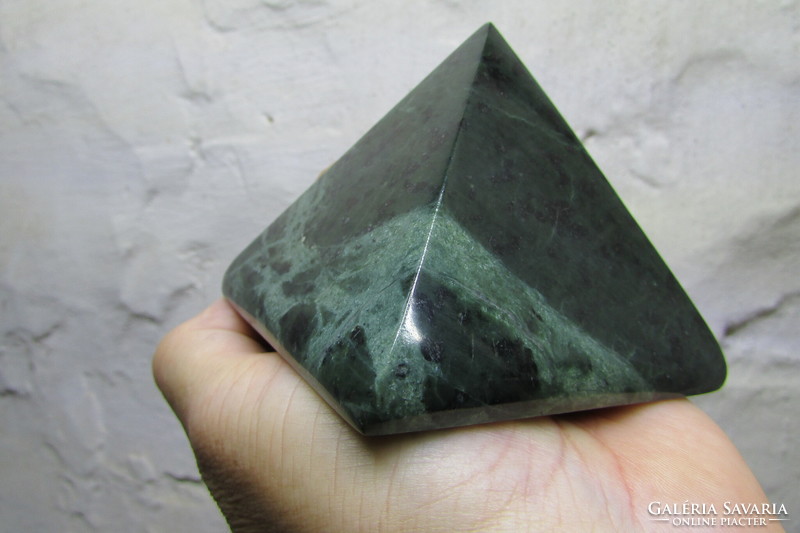 Egyedi kézműves munkával készült piramis, magas Magnetit tartalmú, mágneses Szerpentinitből