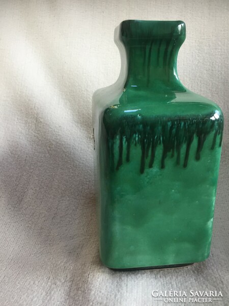 Wonderful square ceramic vase of Kerezsi pearls in green, marked, flawless (76)