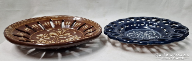 Jelzett mázas festett áttört mintájú kerámia tányérok vagy falidíszek hibátlan állapotban párban