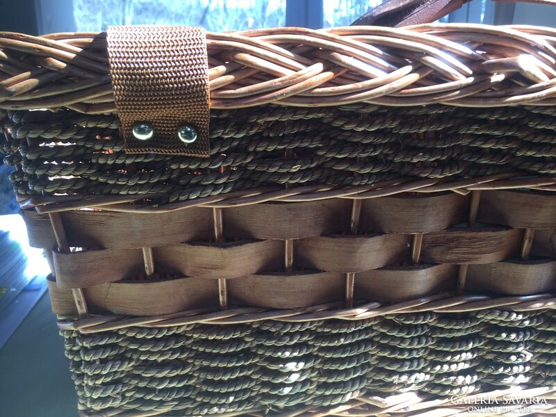 Great, rare special picnic basket with cooler compartment and bottle holder