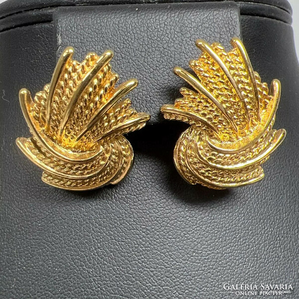 A pair of vintage-style, luxury earrings for women, which are also recommended for everyday wear