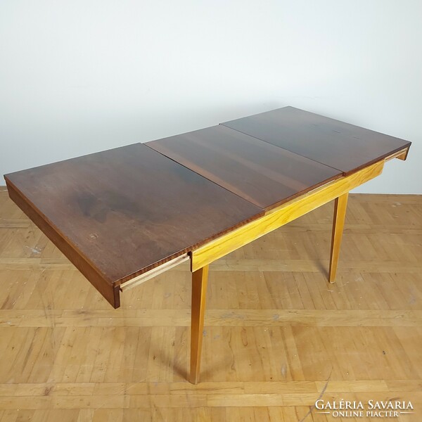 Jitona dining table with retro guest plates