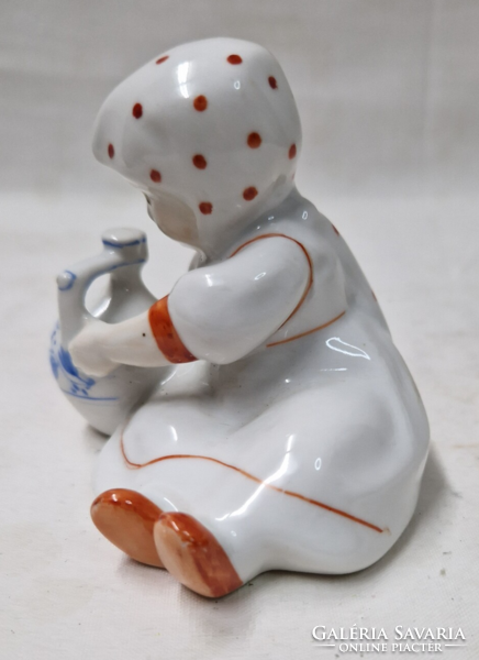Sinkó András tervezte Zsolnay Annuska porcelán figura hibátlan állapotban 7 cm.