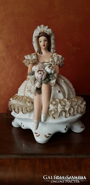 Porcelán csipke díszítéses menyasszony szobor figura nipp