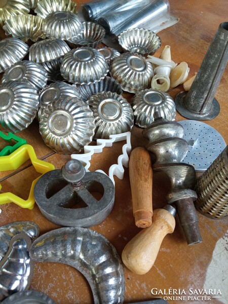 Old baking tins, confectionary items, approx. 93 kitchen tools