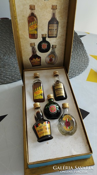 Mini drinks in a retro gift box