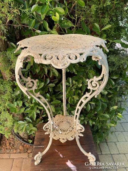 Nicely shaped flower stand