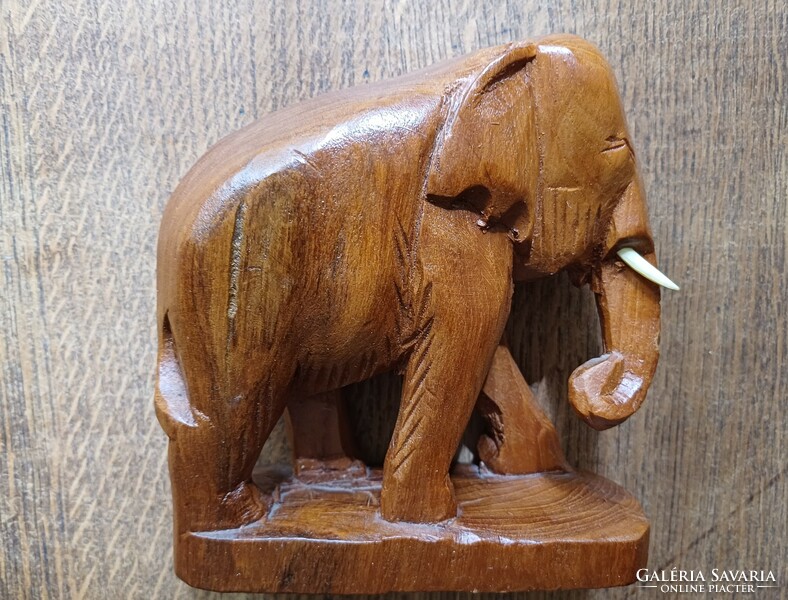 Trópusi fából faragott szerencsehozó elefánt figura 13 cm