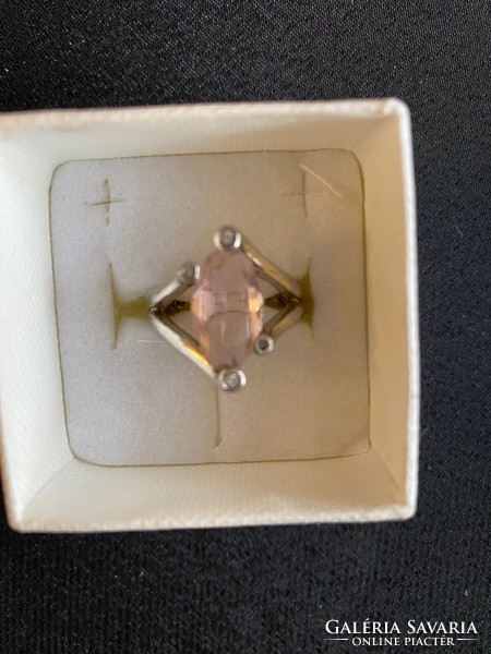 Új! 925 jelzett nagyon szép ezüst gyűrű. Középen csiszolt rózsaszín kővel és 4 db kicsi cirkóniával.