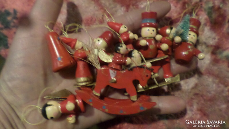 11 wooden Christmas tree decorations, together, in good condition.