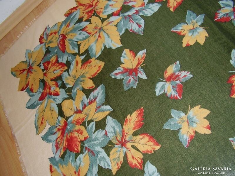 Leaf pattern scarf-