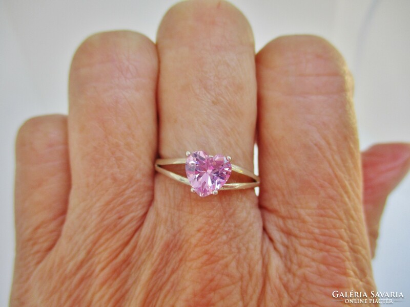 Szép ezüst gyűrű háromszög alakú rózsaszín kővel