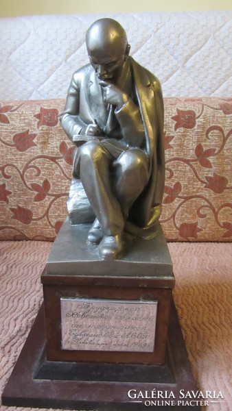Ülő / író Lenin szobor orosz felirattal