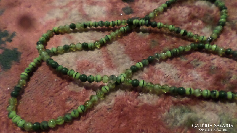 88 cm necklace made of various green glass beads. The eyes are 5-6 mm.