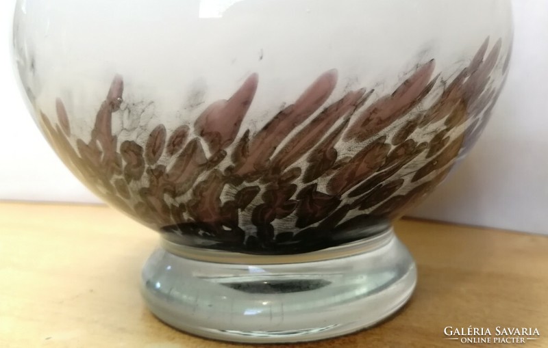 Muránói füles váza az 1960-s évekből. Letisztult fehér, az alján vörös-barna márványos mintával