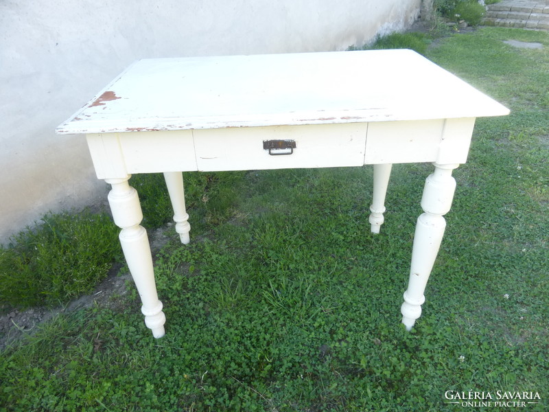 Traditional peasant table in good condition!