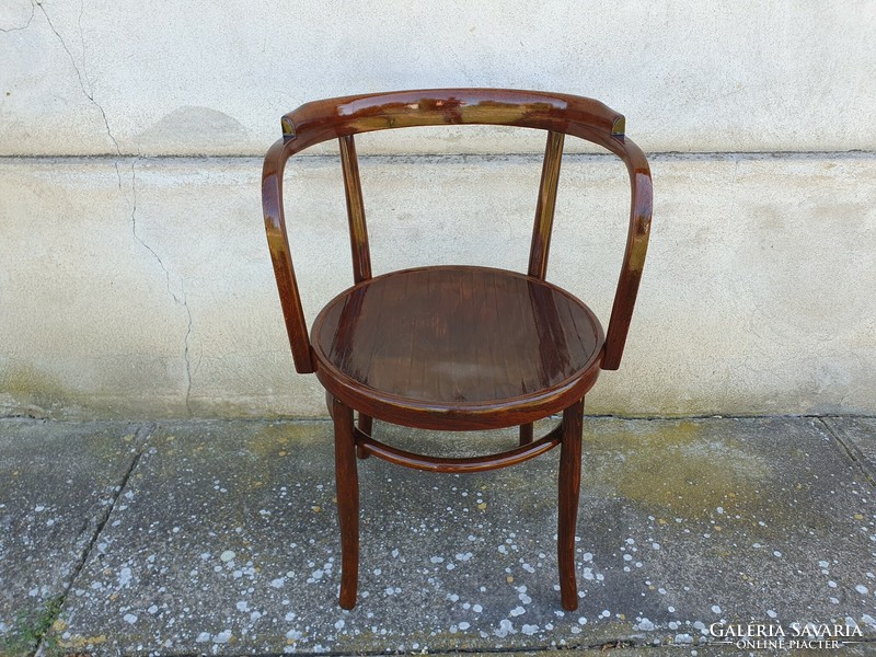 Mundus Antik thonet karfás szék.