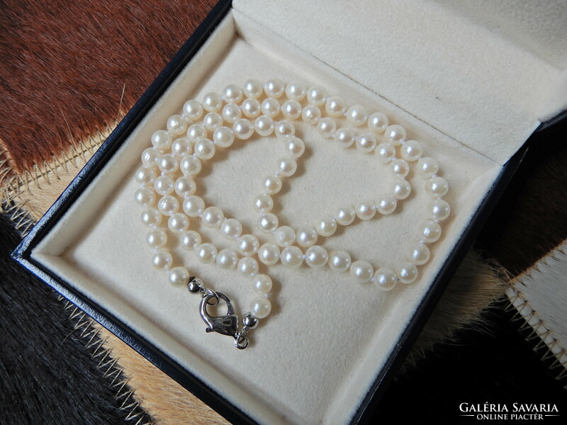 Real pearl string with rhodium-plated clasp
