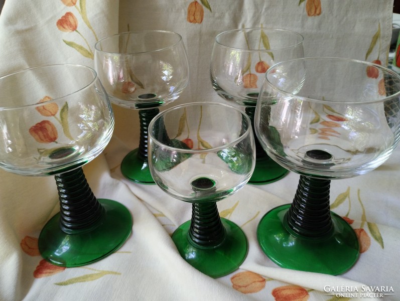 Zöld szárú poharak