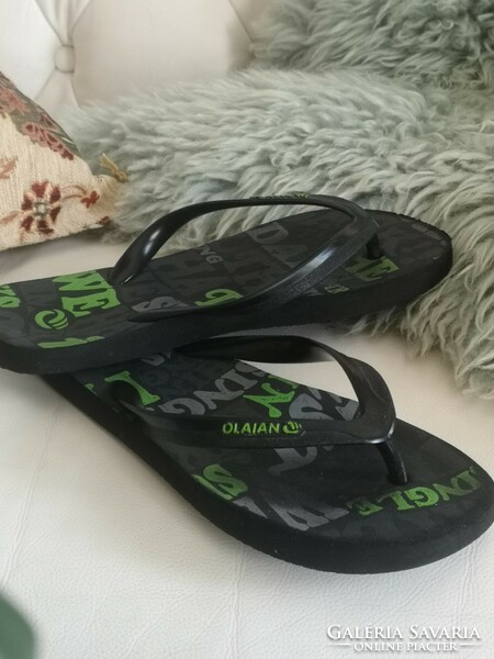 Olaian 35-36-os strandpapucs, fekete-zöld flip-flop