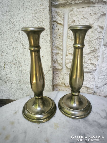 Antik Biedermeier gyertyatartó pàrban ezüst jellegű menetes szép àllapotban van.