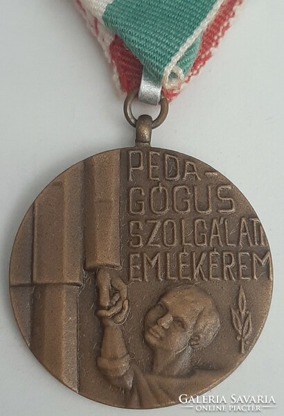 Commemorative medal for teacher service founded in 1975