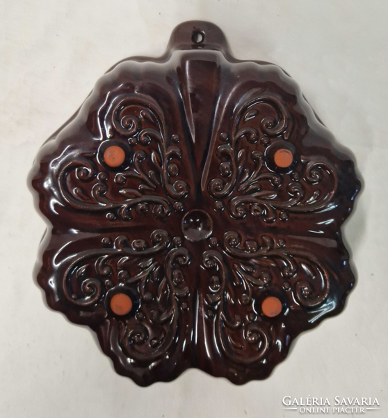 Glazed four-leaf clover-shaped tendril motif decorated ceramic baking dish in perfect condition 21 cm.