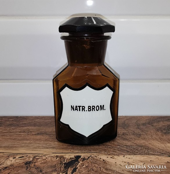 Régi, antik borostyán sárga patika, gyógyszertári üveg ''Natr. Brom.'' felirattal