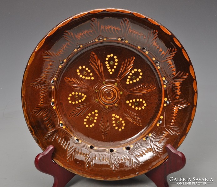 Teimel Óbánya falitányér - szép barna szinű, vésett,- karcolt diszitéssel. 24,3 cm