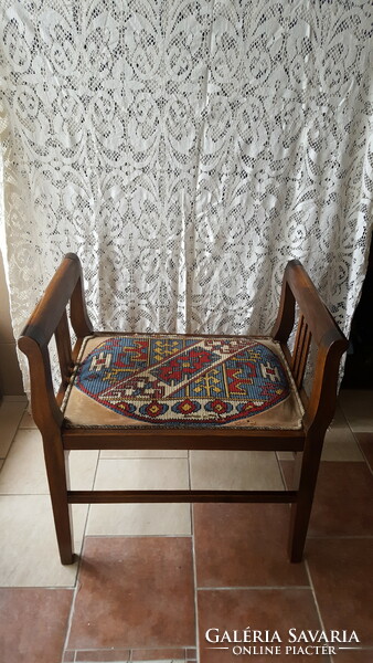 Szép régi etrüszk szék
