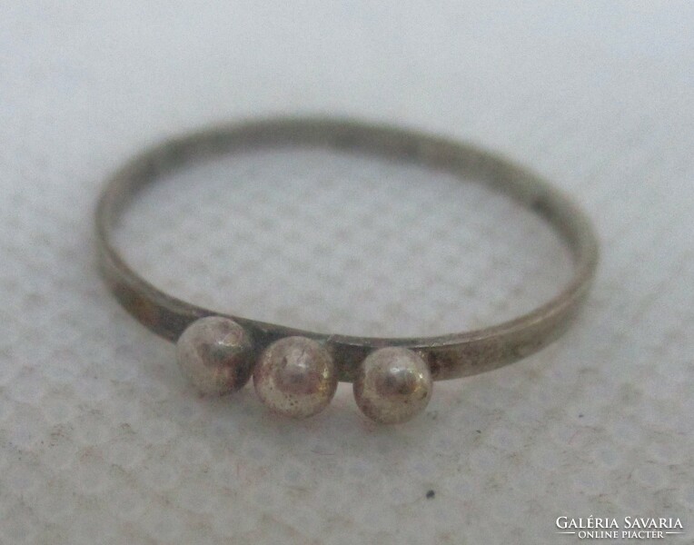 Különleges ezüst gyűrű pici gömbökkel